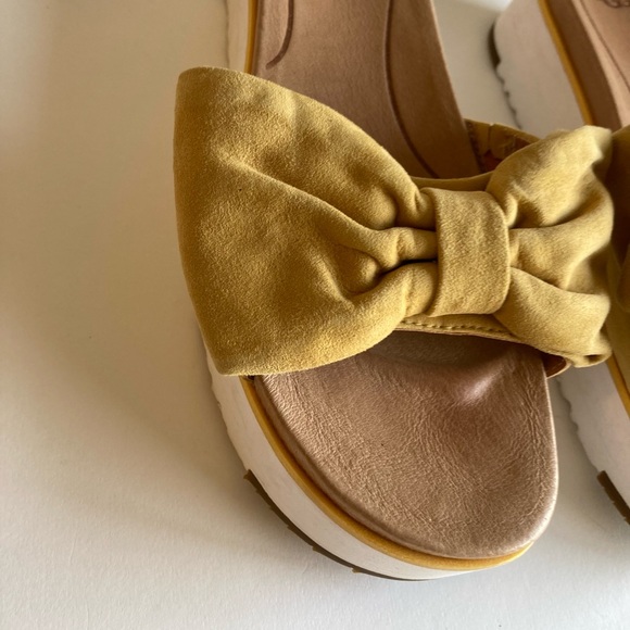 UGG Mustard Yellow Velvet Bow White Wedge Flip Flops Sandals size 8.5 - Picture 7 of 14
